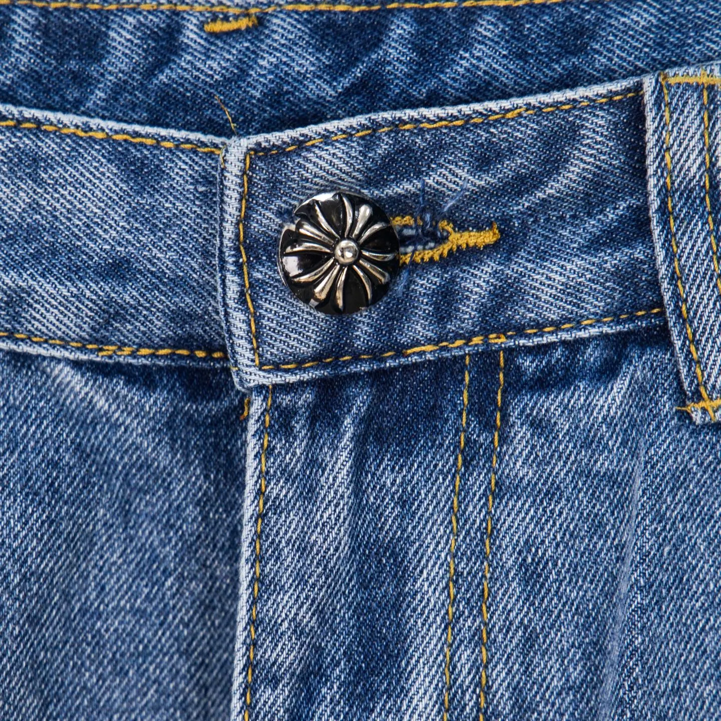 P260 Chrome Hearts Light Blue Pants Sanskrit Red and White Leather Jeans CH jeans need to be washed and then dismantled and hand-stitched with sheepskin cross leather and then spliced ​​together. The whole piece has too many craftsmanship to explain. The patchwork cross pattern is embellished, and the high-waisted washed jeans! ! Absolutely high-end luxury products, god-level single products and super popular products, made with top heavy industry, a must-see magic weapon. Customized hardware. The fabric is thick and soft after washing. It has good breathability. Customized small leather label. Unique design. The details are simple and elegant, and the workmanship is exquisite. The entire trousers are neatly routed and the details are in place! It’s so cool that both men and women can easily control the genderless trend! Style number: 1802# Color: blue Size: 28 30 32 34